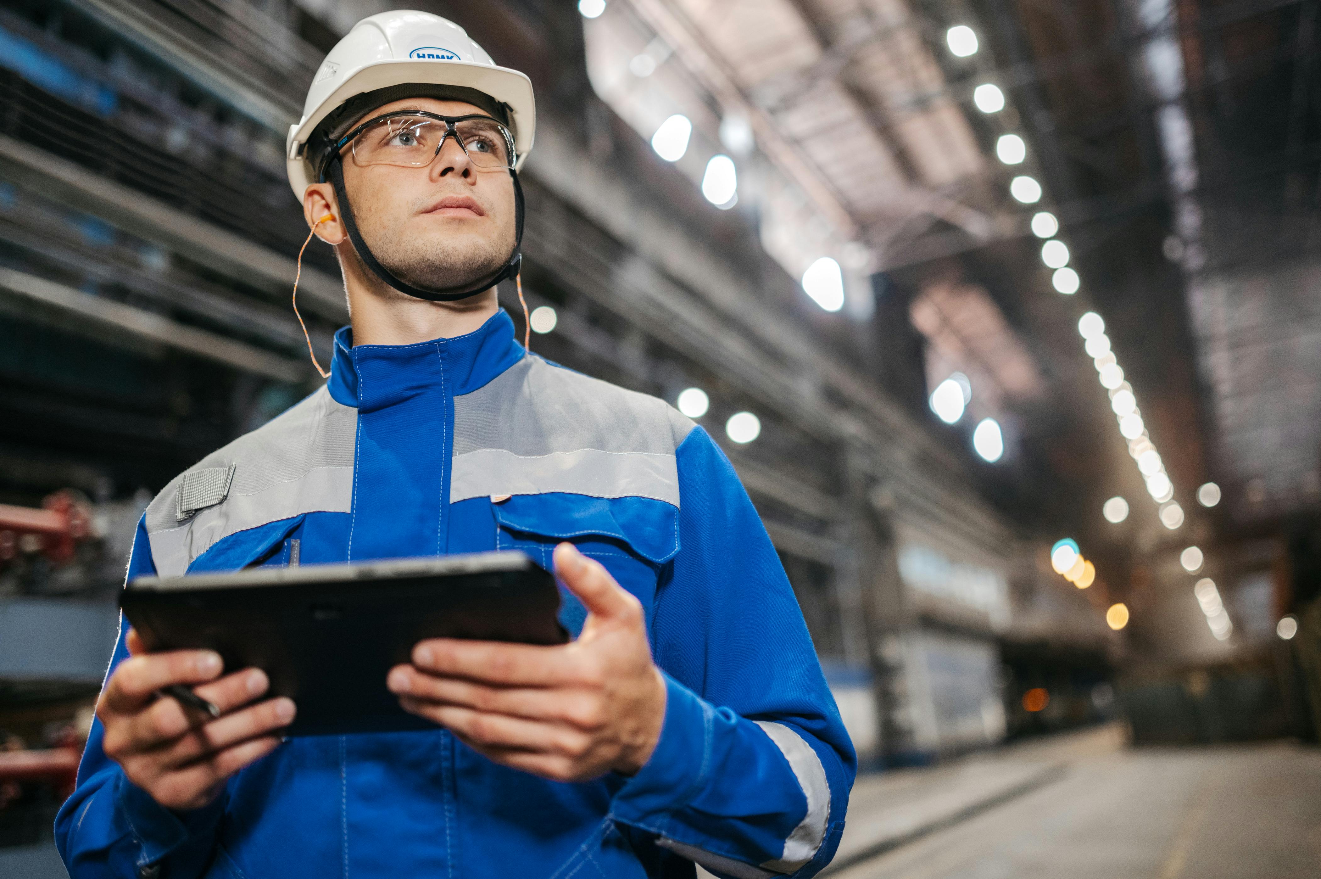 Engenheiro com tablet em campo industrial